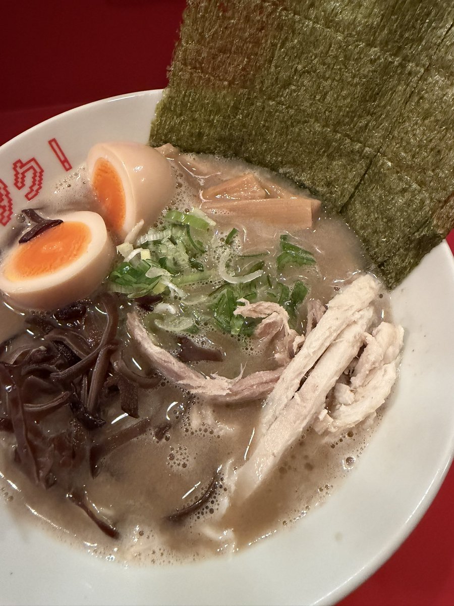 Passofsunao's tweet photo. ラーメン 豚骨オタク！(日の出町)全部のせ。濃厚で臭みなく、粘度高めの豚骨スープ。好みの系統だったので替え玉玉目行こうか悩んだがスープ足りず断念。スープと麺でほぼ成り立ってるので次はデフォでいいかも。#豚骨オタク https://t.co/ZD7tKJscRv