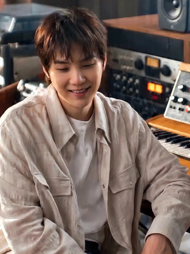 sugaofbtsa's tweet photo. #SUGA 💜🎶 슈가의 음악은 마음을 하나로 모아줍니다. 모든 노래에는 감정, 이야기, 그리고 그의 예술성이 담겨 있죠. 가장 좋아하는 노래는 무엇인가요? 댓글로 남겨주세요. 👇💜#슈가 #어거스트디 #방탄소년단 https://t.co/JyrxPk5C4C