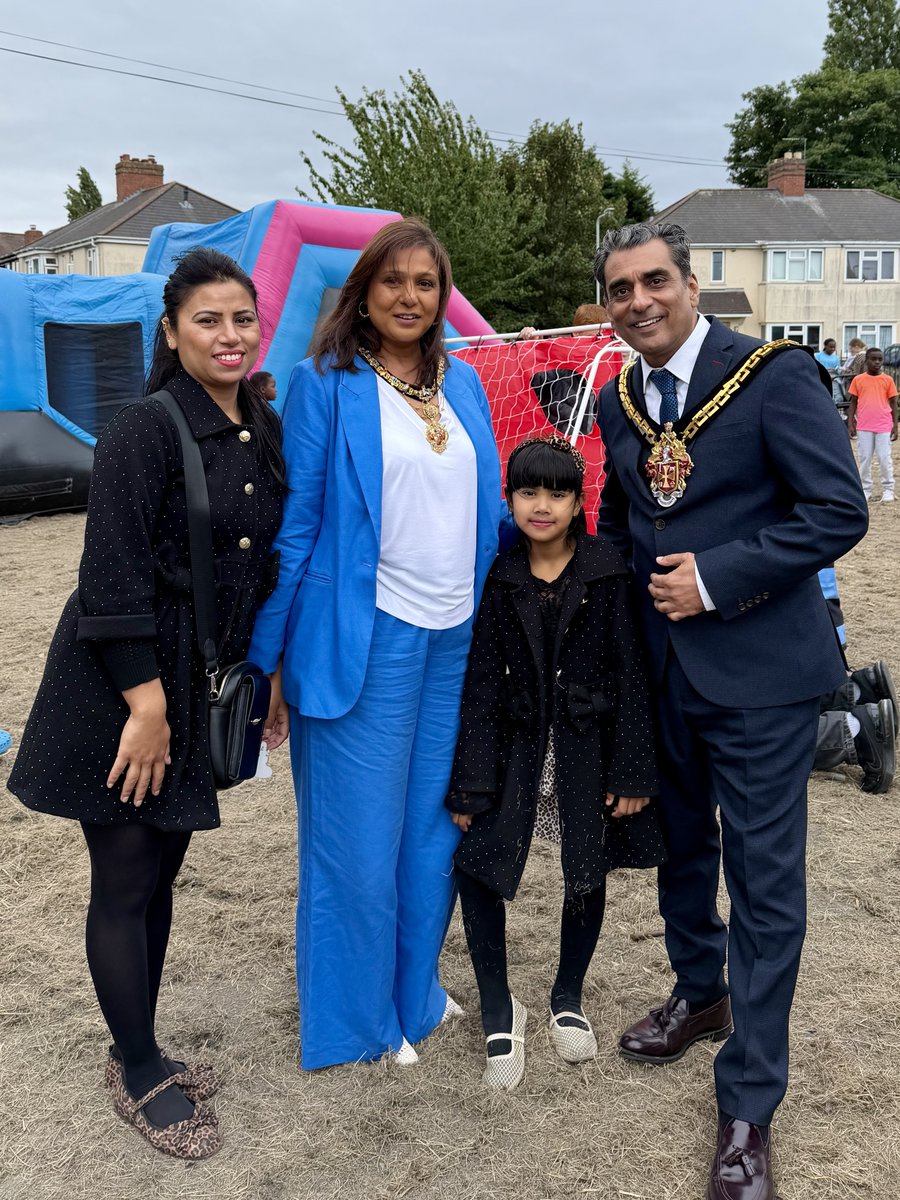 WolvesMayor's tweet photo. It was also great to see the Fire Brigade there sharing fire safety advice, including information on free home fire alarm installations - a really valuable service for local residents.
Thank you to everyone involved in making the day such a warm and welcoming event. https://t.co/L5ImHU0aXz