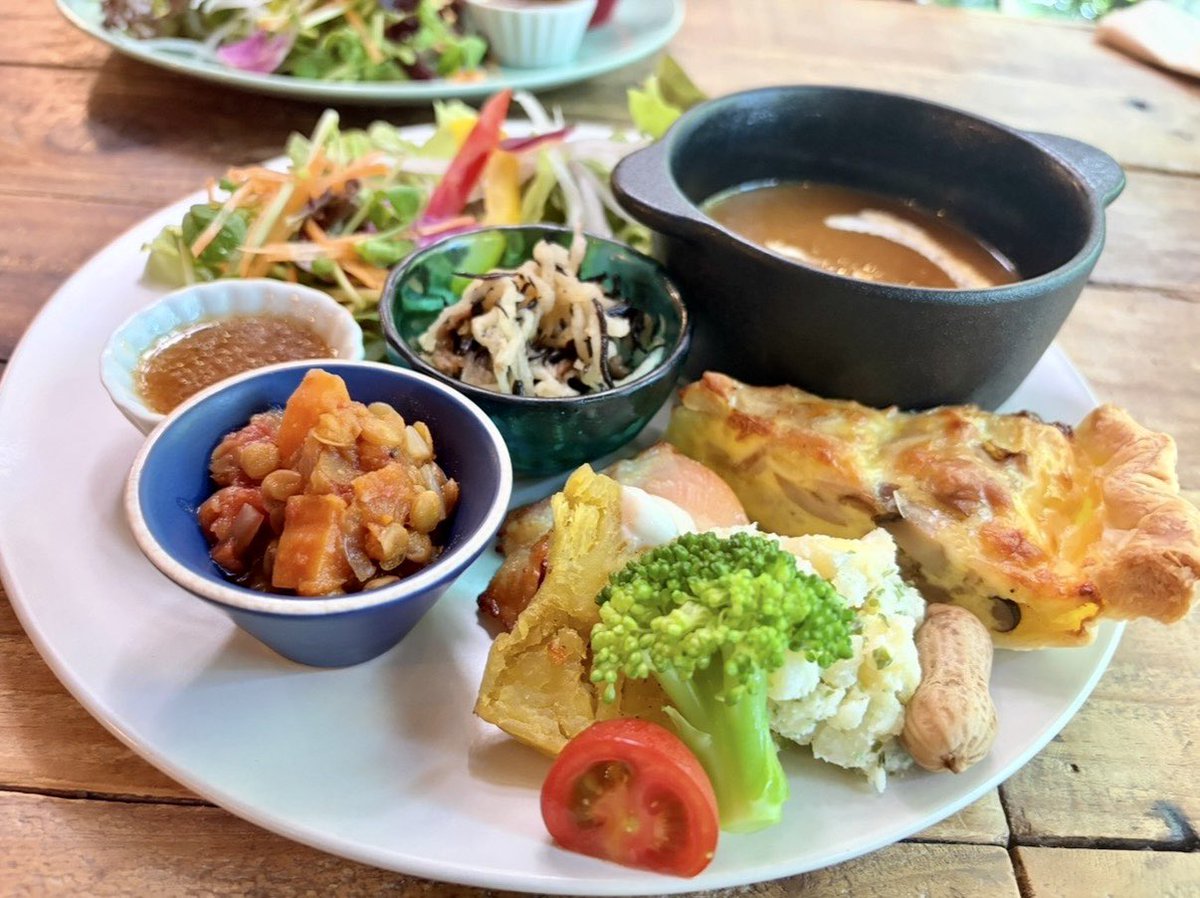 66hydrangea66's tweet photo. 今日は友人と前から行きたかったお店でランチ🍽️
森の中にいるような雰囲気で素敵でした🌿
#朝活書写_2530
#書写活999日目
#VISCONTI レンブラント
#Schneider Bermuda Blue https://t.co/uwvM4xsA22