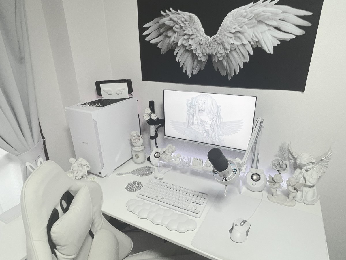 white_yon_'s tweet photo. #desksetup #angelcore 

やっとデスク上の模様替えした🪽🪽 https://t.co/pcq5rUpfli