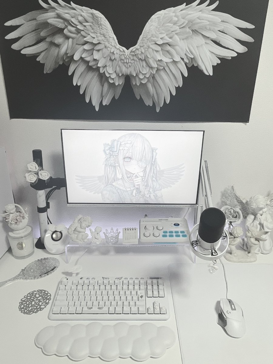 white_yon_'s tweet photo. #desksetup #angelcore 

やっとデスク上の模様替えした🪽🪽 https://t.co/pcq5rUpfli