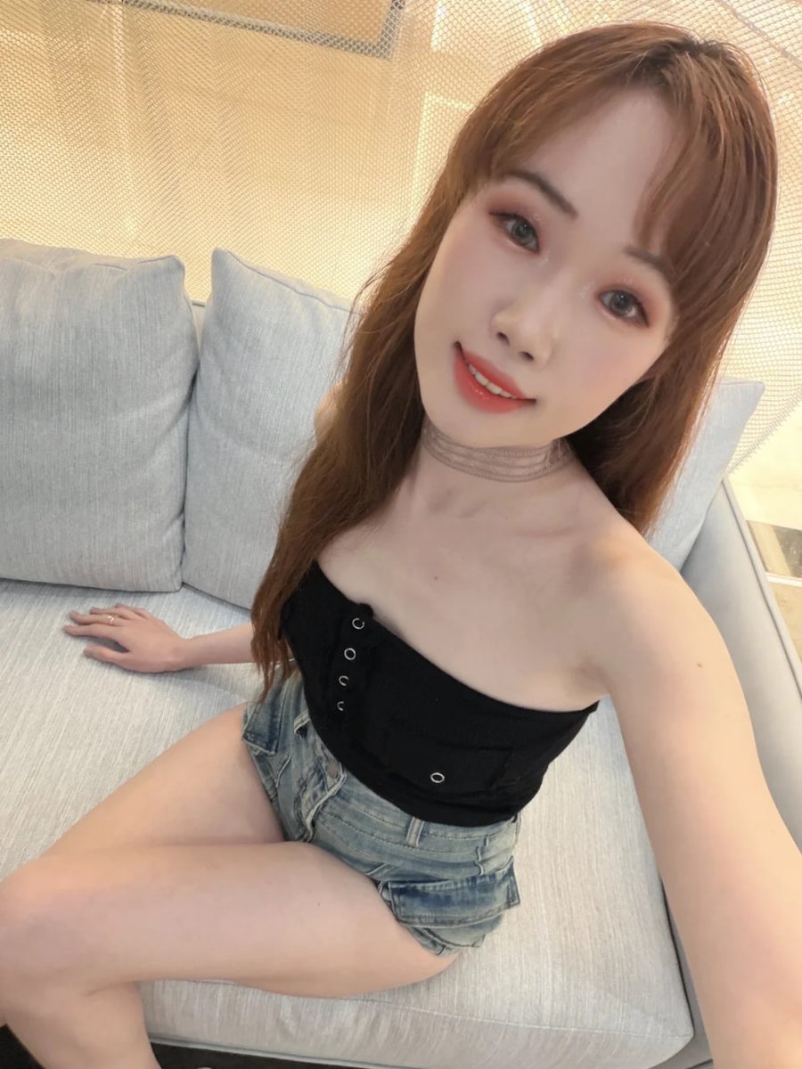 acedo4556's tweet photo. 今天的风格是甜妹，还是轻熟姐姐？ 你们觉得哪一种更适合我？ https://t.co/1q3Qa6PUso
