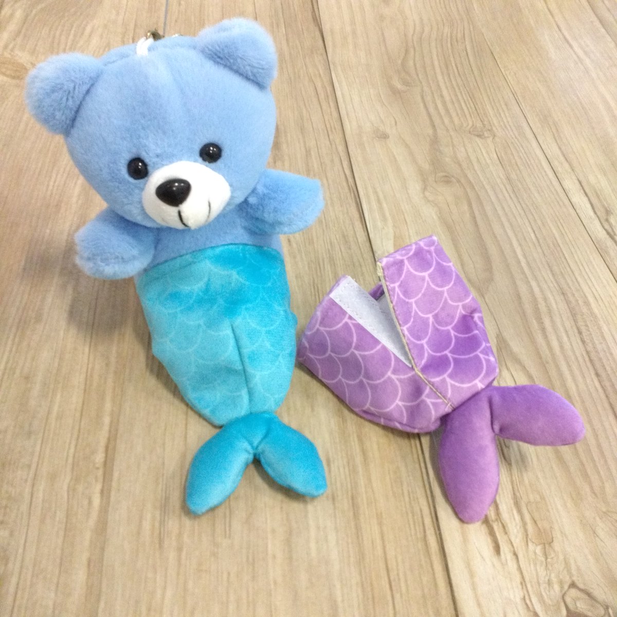 cando_official's tweet photo. ぬいぐるみに合わせやすい可愛いアクセサリーで、写真映えもばっちり☆
着せ替えを楽しめます♪

俵型ぬい用アクセサリー
　■アメリカンドッグ
　　品番 4991203218841
　■おすし・サーモン
　　品番 4991203218858
　■マーメイドブルー
　　品番 4991203214423
　■マーメイドパープル
　　品番 4991203214430

※店舗により取り扱いのない場合がございます。あらかじめご了承ください。

#キャンドゥ #100均 #ぬいぐるみ #ぬい活 #アクセサリー #推し活 #写真映え #かわいい #俵型ぬい