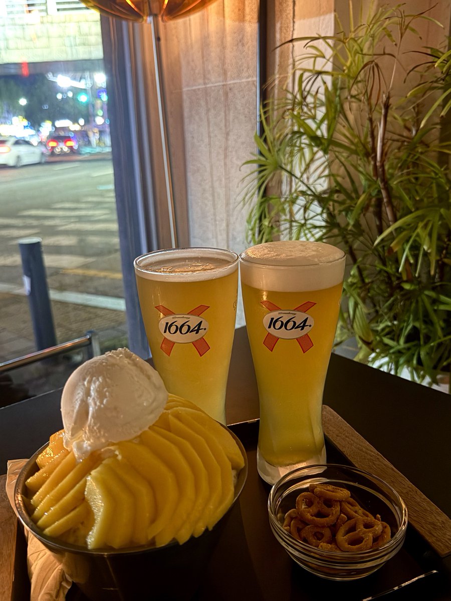 almaengiii's tweet photo. 행궁둥이 가서 옥수수피자 먹기 딱 조은 날씨다 😚🤩
망고빙수랑 맥주랑 같이 먹고 싶다 했는데....... 같이 파는 카페가 마침 있었습니ㄷㅏ https://t.co/gXCDg5ujOQ