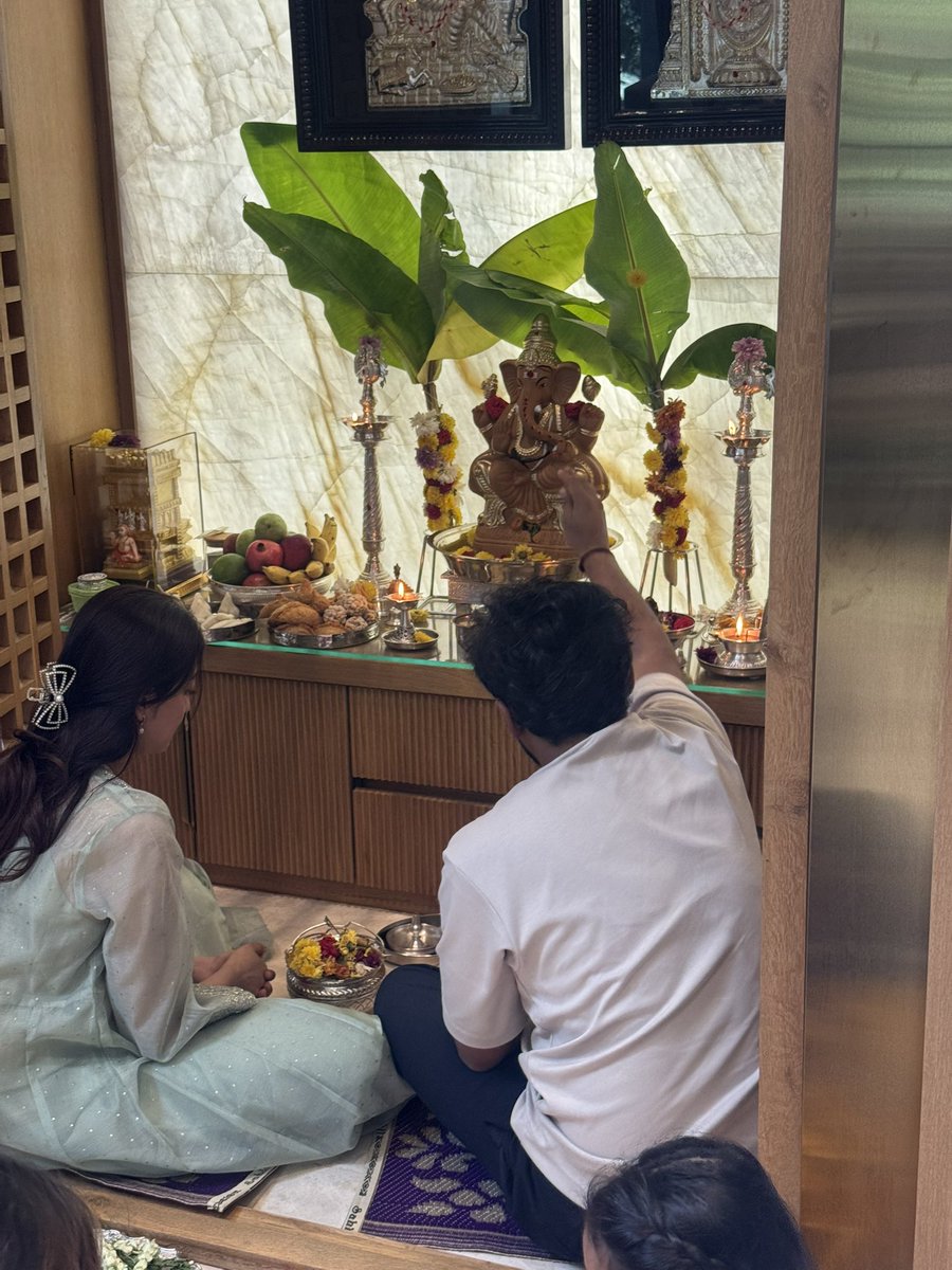 pranitasubhash's tweet photo. Happy Ganesh Chaturthi https://t.co/AUOvRVgSzK
