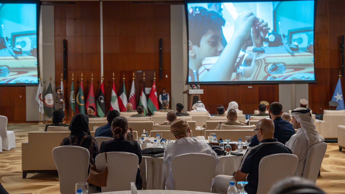 MOD_Qatar's tweet photo. افتتاح الندوة العربية العسكرية الخامسة للطب الرياضي بالدوحة

تحت رعاية سعادة الفريق الركن (طيار) جاسم بن محمد المناعي، رئيس أركان القوات المسلحة القطرية أقيمت في الدوحة، فعاليات الندوة العربية العسكرية الخامسة للطب الرياضي، التي ينظمها الاتحاد الرياضي العسكري تحت إشراف الاتحاد العربي للرياضة العسكرية، وبمشاركة وفود 16 دولة عربية.

وشهدت الندوة حضور عدد من المسؤولين والقيادات الرياضية والعسكرية، إلى جانب رؤساء وأعضاء الوفود المشاركة وممثلي الاتحاد العربي للرياضة العسكرية.
وشارك في الندوة وفود كل من الأردن، والبحرين، وتونس، والجزائر، والسعودية، والسودان، وسوريا، والصومال، وسلطنة عُمان، وفلسطين، والكويت، ولبنان، وليبيا، والمغرب، وموريتانيا، إلى جانب دولة قطر، الدولة المنظمة والمستضيفة للحدث.

وقال اللواء الركن (دكتور) يوسف دسمال الكواري، رئيس الاتحاد العربي للرياضة العسكرية ورئيس الاتحاد الرياضي العسكري، خلال كلمته الافتتاحية، "إن الندوة تمثل مناسبة مهمة للاتحادات الرياضية العسكرية في الدول العربية، وخطوة فاعلة نحو تحقيق أهداف الاتحاد العربي للرياضة العسكرية، ورفع جاهزية أفراد القوات المسلحة، وتعزيز أواصر الأخوة والتعاون بين الاتحادات الرياضية العسكرية العربية، تحت شعار الاتحاد "الأخوة عبر الرياضة".

وأوضح أن تنظيم الندوة يهدف إلى تطوير الكفاءة البدنية للعناصر العسكرية، وتعزيز التعاون بين الأكاديميات الطبية العسكرية والإدارات الرياضية في القوات المسلحة العربية، إلى جانب تبادل الخبرات الطبية والبحثية في مجال الطب الرياضي.