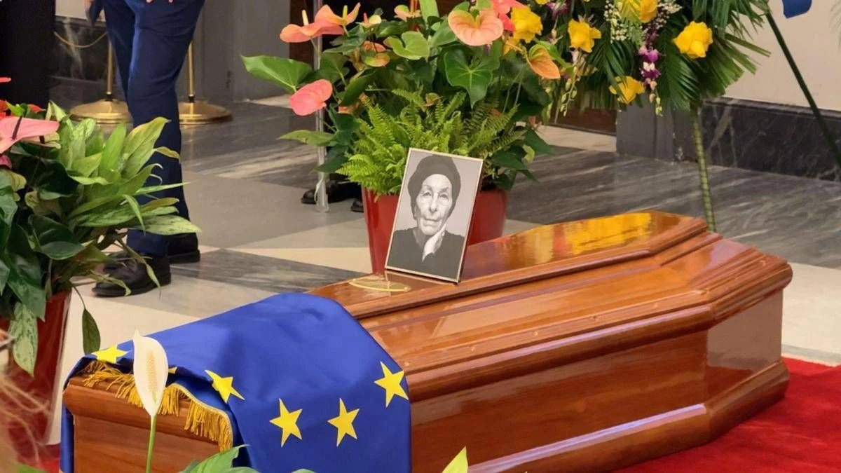 leonardosavin10's tweet photo. La bara senza il nostro Tricolore dimostra che stanno rendendo omaggio ad una persona che non si sentiva italiana, I funerali di Stato sono inappropriati. https://t.co/2pk68OXPJd