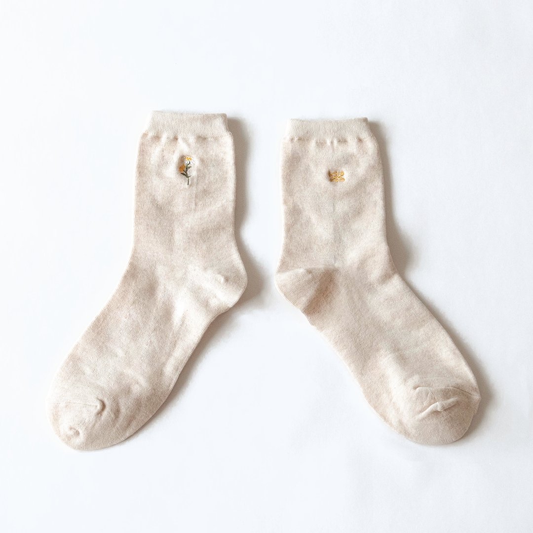 MarymondJapan's tweet photo. 【新商品】靴下　野菊・REMEMBER FOR PEACE🌼

✅￥1,200
✅カラー：マスタード・オートミール・ワイン・グレー・紺
✅サイズ：22～27cm

野菊がさりげなくあしらわれた靴下です。
https://t.co/YDXKdf39LJ https://t.co/5t94yKzRCJ
