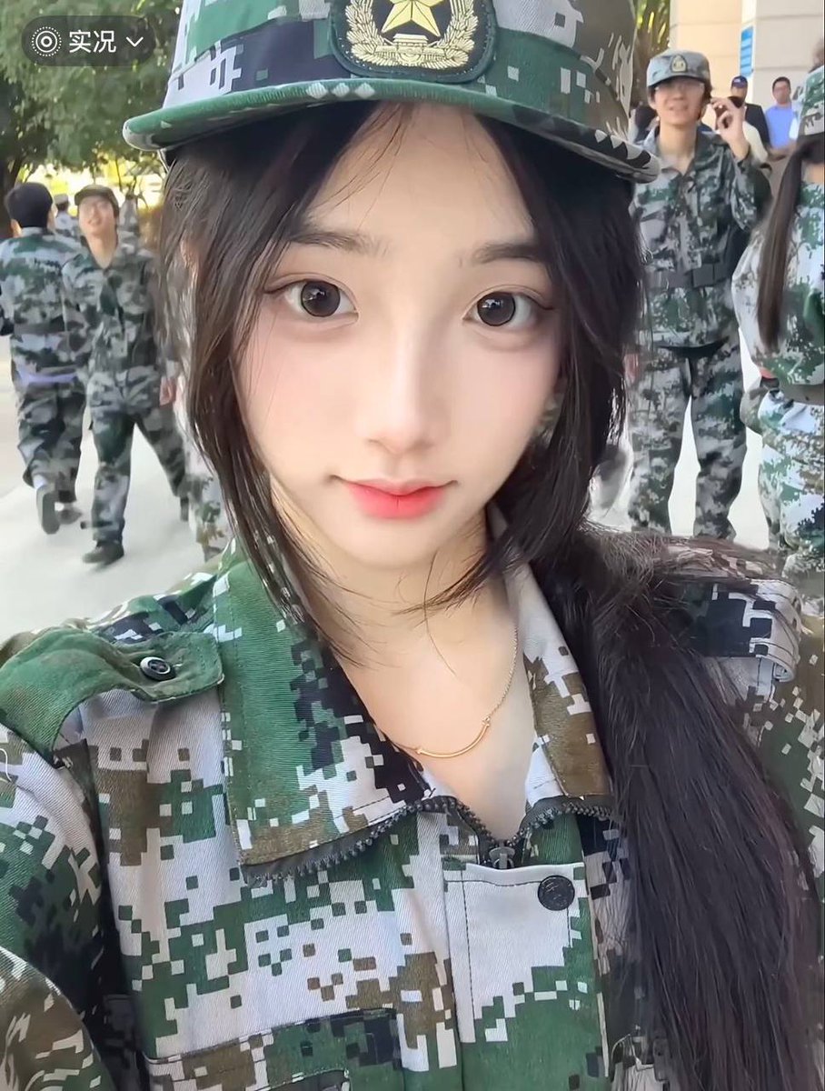 fabiool73628496's tweet photo. 本人19岁            
是高三女学生      
日常除了在遛猫就在追动漫         
不知道会不会有男生加v跟我聊天🥹              
 是本人。 真的是本人 https://t.co/2i9JvEosTr