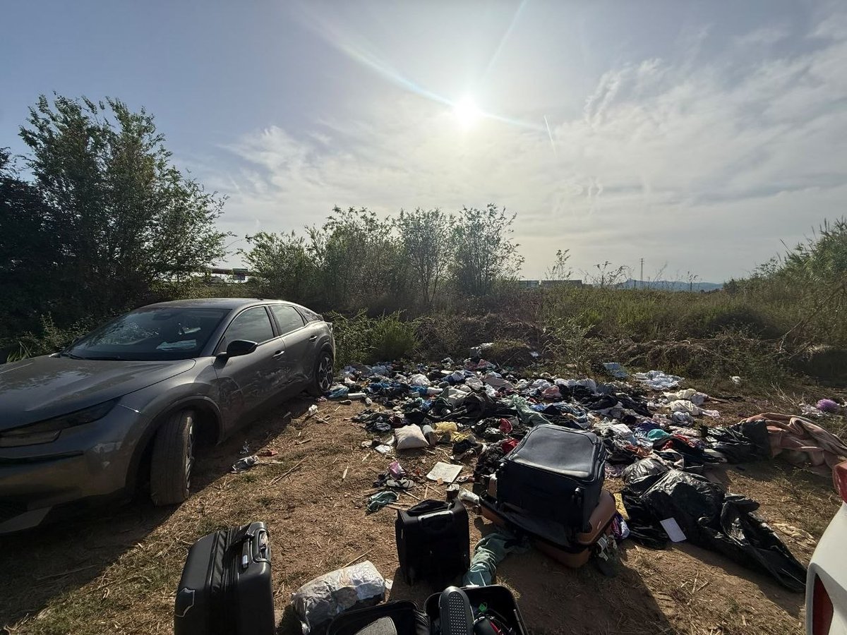 mossos's tweet photo. 🧳 Detectem dos homes manipulant unes maletes al Prat de Llobregat. Hi trobem vestits de nuvis, aliances i altres objectes sostrets a Barcelona.

Localitzem les víctimes i els retornem a temps les pertinences per celebrar el seu casament a Cunit. https://t.co/CmUt3cFPVJ