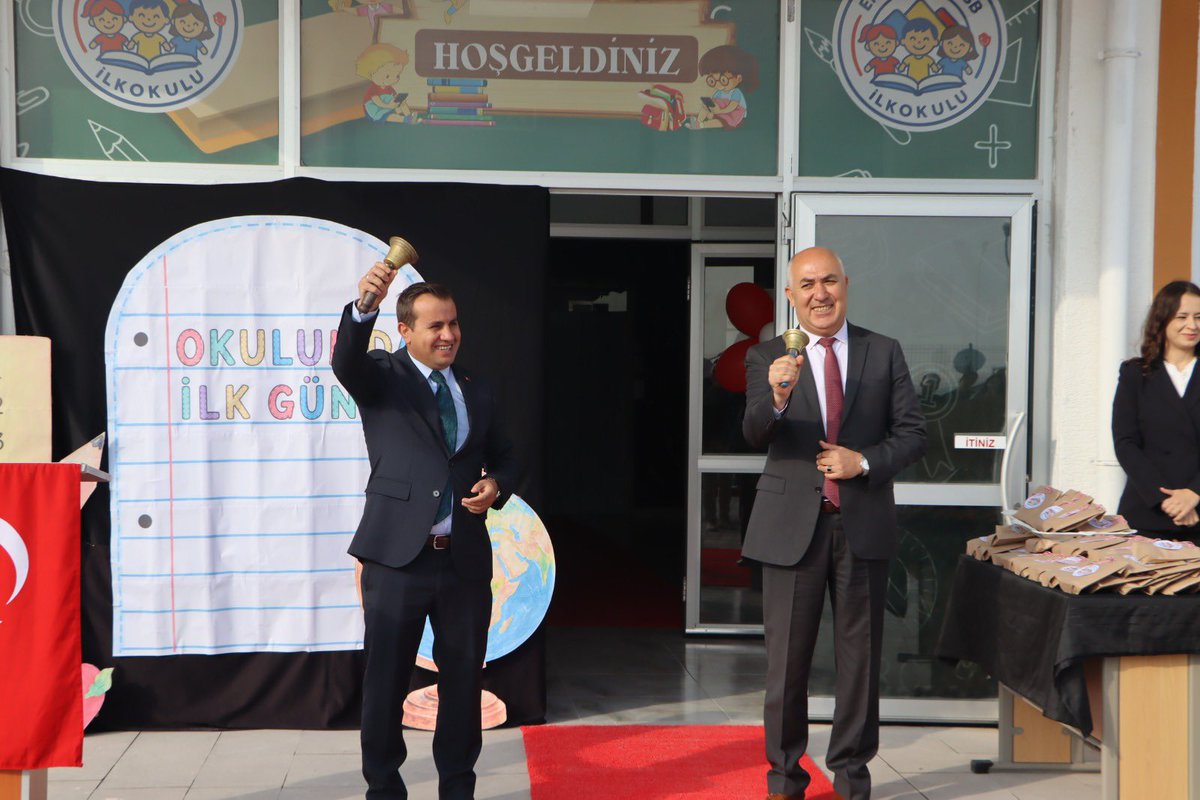 EmirdagKaymakam's tweet photo. 🔔 İlk Zil Heyecanı

Kaymakamımız Adem Topaca, 2026-2027 eğitim öğretim yılının ilk zil heyecanına ortak olmak üzere TOBB İlkokulunu ziyaret etti.

Tüm öğrencilerimize ve öğretmenlerimize başarılı, sağlıklı ve güzel bir eğitim yılı dileriz. 📚✨ https://t.co/WQgpX0hnXd