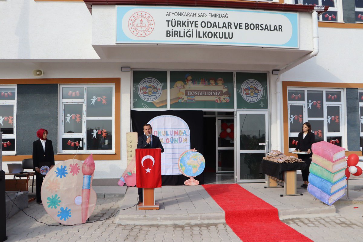 EmirdagKaymakam's tweet photo. 🔔 İlk Zil Heyecanı

Kaymakamımız Adem Topaca, 2026-2027 eğitim öğretim yılının ilk zil heyecanına ortak olmak üzere TOBB İlkokulunu ziyaret etti.

Tüm öğrencilerimize ve öğretmenlerimize başarılı, sağlıklı ve güzel bir eğitim yılı dileriz. 📚✨ https://t.co/WQgpX0hnXd
