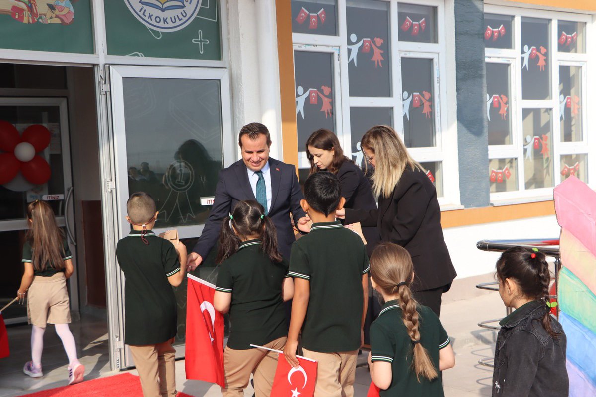 EmirdagKaymakam's tweet photo. 🔔 İlk Zil Heyecanı

Kaymakamımız Adem Topaca, 2026-2027 eğitim öğretim yılının ilk zil heyecanına ortak olmak üzere TOBB İlkokulunu ziyaret etti.

Tüm öğrencilerimize ve öğretmenlerimize başarılı, sağlıklı ve güzel bir eğitim yılı dileriz. 📚✨ https://t.co/WQgpX0hnXd