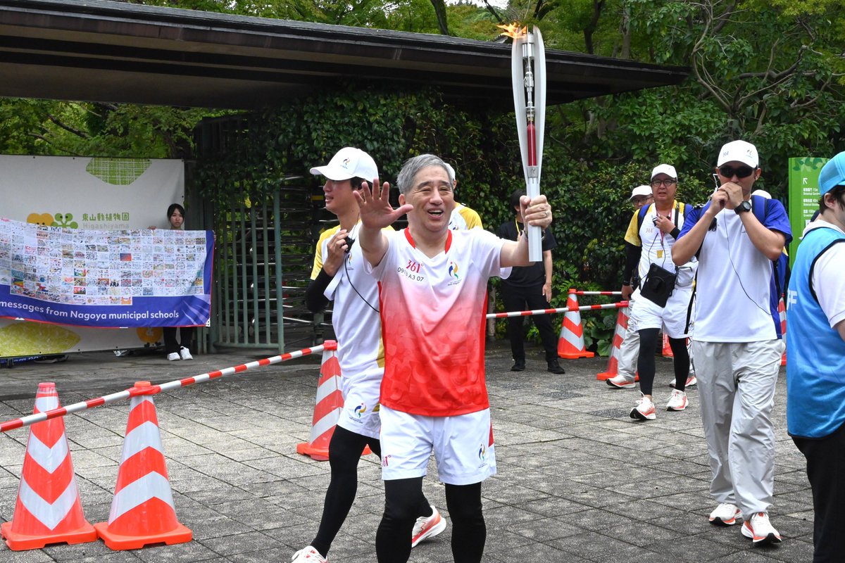 NagoyaUniv_info's tweet photo. 第20回アジア競技大会（愛知・名古屋/2026）の
聖火ランナーとして杉山総長が東山動植物園を走りました🏃
「たくさん応援してもらい楽しかった！」とコメント✨
終了後には同じく聖火ランナーを務めた
プロフィギュアスケーター安藤美姫さんと記念撮影📸
#アジア競技大会 #愛知名古屋2026 #名古屋大学 https://t.co/jVrwMUNgTw