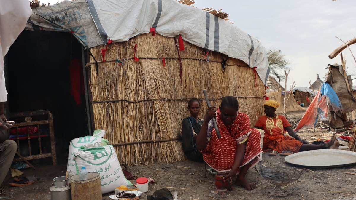 NRC_EAY's tweet photo. We helped 800+ returnees in #RenkCounty, #SouthSudan secure land documents. Many still live in shelters with no protection from fire or flood.

"Having a land title gives us hope, but without a safe home our future remains uncertain," says Aliet. https://t.co/TwLWRQOH2O