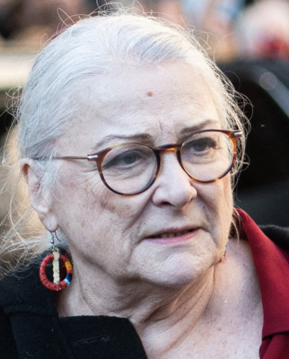 Escalet83's tweet photo. Josiane Balasko la gaucho au look dégueulasse, plus riche que Crésus, a signé la tribune contre l'arrivée de #CharlesSapin sur #franceinter
Josiane Balasko défend également l'arrivée massive de migrants mais n'en a jamais hébergé un seul dans son somptueux hôtel particulier. https://t.co/Y0P35J4jwc
