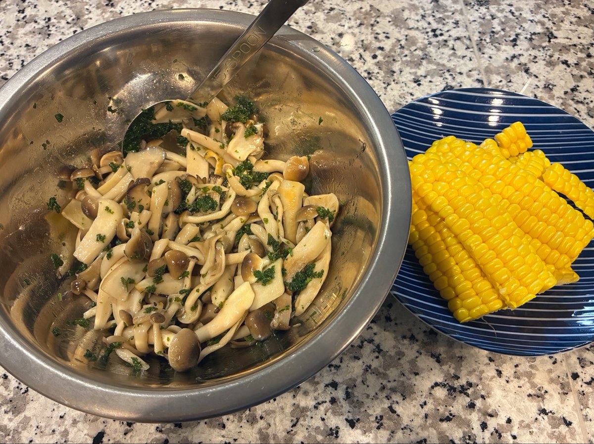 kyoonogohan's tweet photo. きのこが安かったのでしめじ、舞茸、エリンギを使ってきのこのマリネを。パセリ刻んだものが余っていたので投入。火を通すと嵩が減って3パックでもこのくらい。あと蒸しとうもろこし。今時期は夏と秋の味覚両方楽しめていいね。梨とぶどうも買ってきた。秋は美味しいフルーツ沢山で嬉しい。 https://t.co/EGInVAGyWU