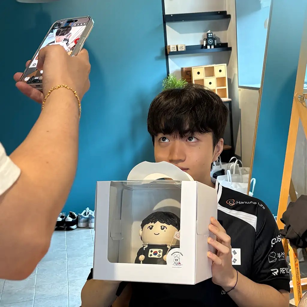 bbosyuk's tweet photo. 한화생명 유튜브 
제우스, 캐니언, 페이커, 제카, 구마유시, 케리아와 함께한 광고 촬영 현장, 그 생생한 비하인드도 곧 공개됩니다! 🤩

2026 아이치·나고야 아시안게임
e스포츠 국가대표 공식 파트너
한화생명 유튜브에서 확인해 보세요 👀 https://t.co/S7awLx7PGQ