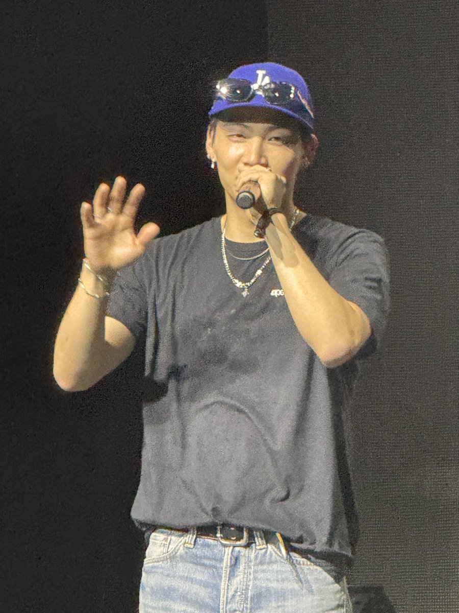 shiyanasays's tweet photo. the way jaebeom’s ments tonight in LA were literally him being like 

“im not your boyfriend”
“we can be besties”
“im jay b’s got7”
“im not your boyfriend”
“shoutout to all the husbands and boyfriends in the crowd”
“i have a new song that im not gonna tell you about”
“we literally couldnt be bf and gf”
“im glad i got a redo but i was worried about it”
“we’re not going to date”
“im locking the doors to the auditorium so yall cant leave”
“just kidding :p please leave”