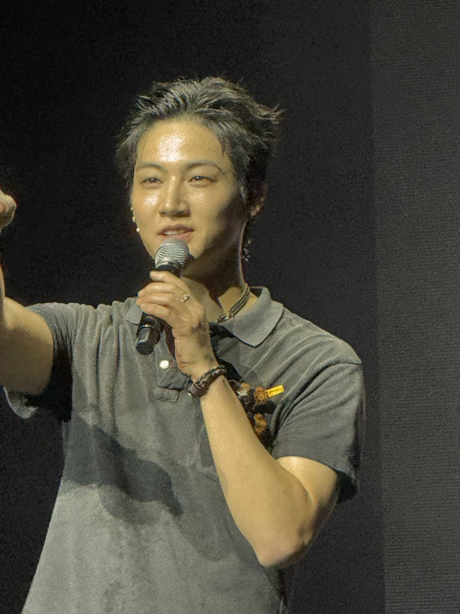 shiyanasays's tweet photo. the way jaebeom’s ments tonight in LA were literally him being like 

“im not your boyfriend”
“we can be besties”
“im jay b’s got7”
“im not your boyfriend”
“shoutout to all the husbands and boyfriends in the crowd”
“i have a new song that im not gonna tell you about”
“we literally couldnt be bf and gf”
“im glad i got a redo but i was worried about it”
“we’re not going to date”
“im locking the doors to the auditorium so yall cant leave”
“just kidding :p please leave”