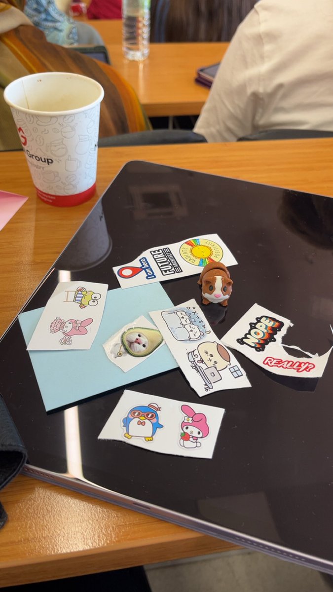 sdsudedinc's tweet photo. Tıp fak harika bir yer histodan bir şey anlamasam da 100 tane sticker ve oyuncak topladım https://t.co/ST9yAPOeau