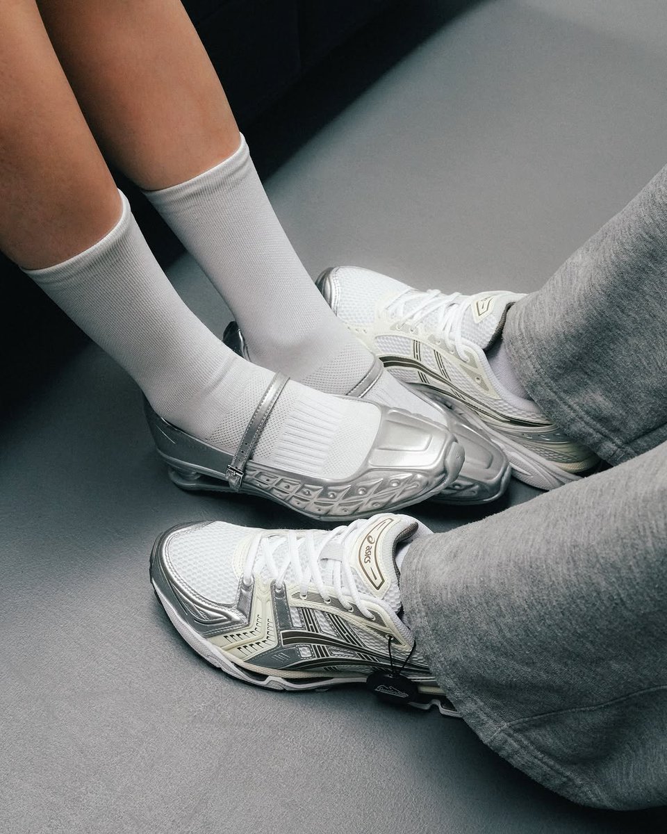 arestebee's tweet photo. HUAAAA SEPATU MATCHING BISA SEGEMES INI 😭 https://t.co/p6AHeBb6WR