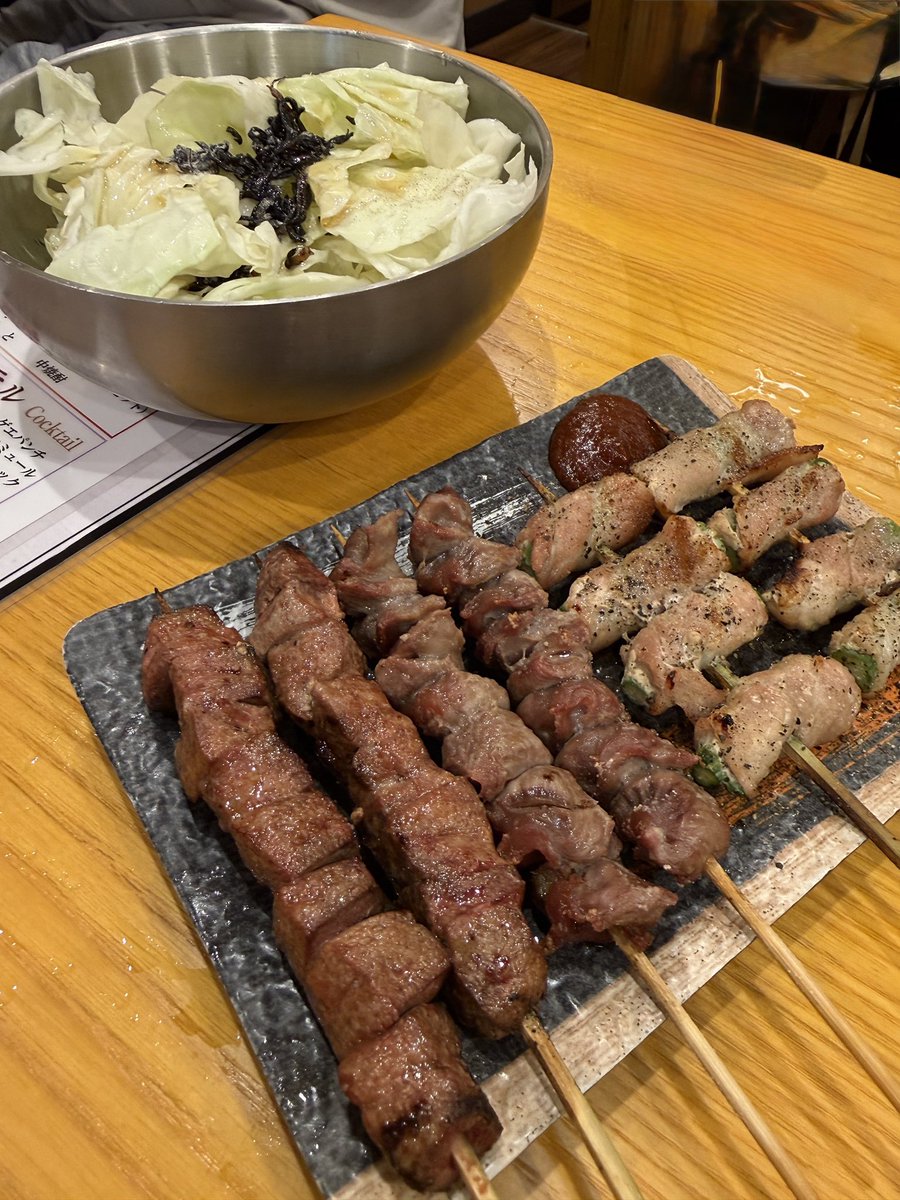 bfren_0024's tweet photo. このご時世にキャベツお代わり自由はありがたいですね🥬

焼きトンでタンパク質も補給💪
今宵もビールでエネルギーチャージ🍺 https://t.co/VQY8Sa7XxO