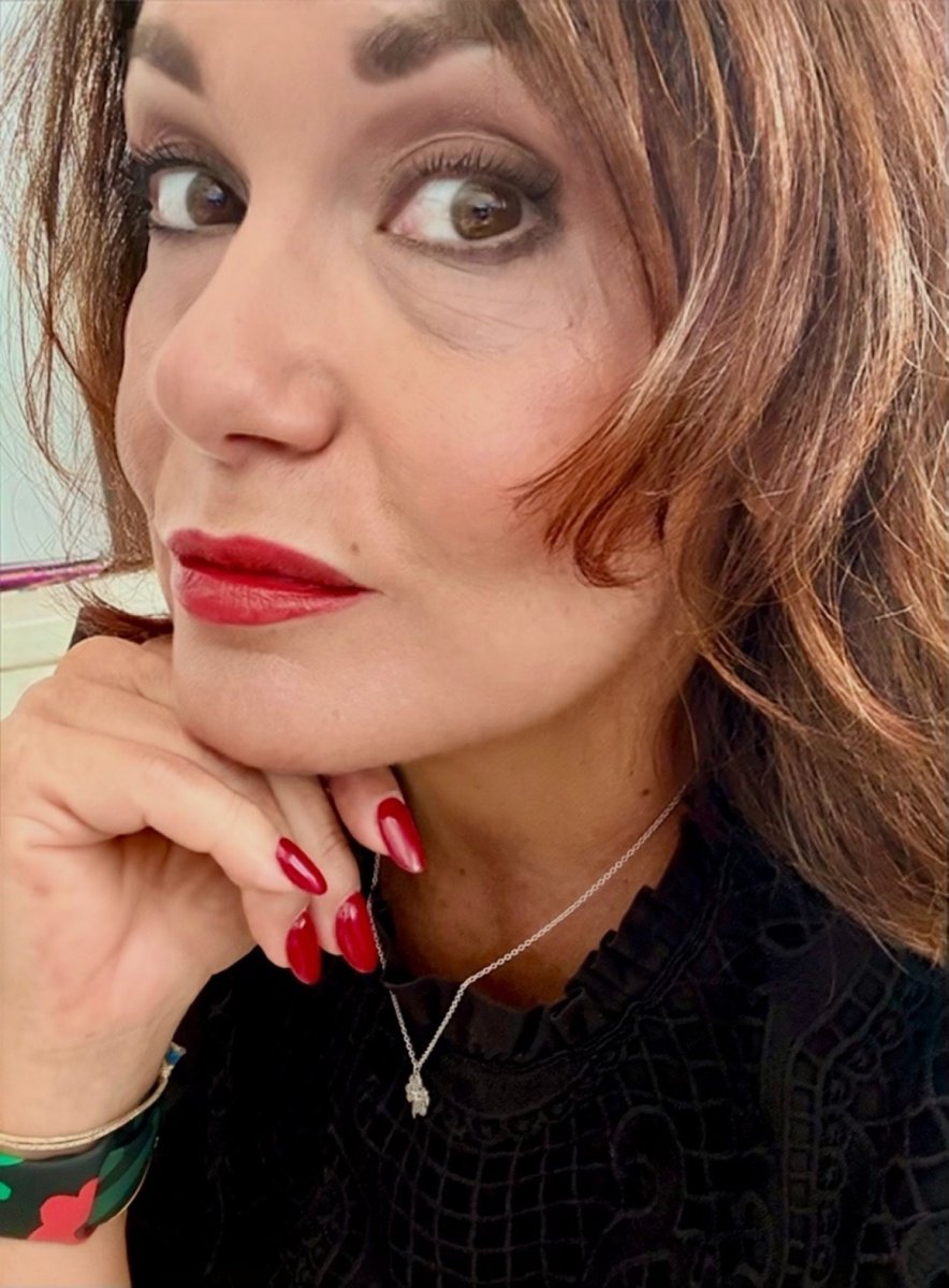 Paolashap's tweet photo. Non dico che rossetto e smalto rosso possano risolvere tutto, ma ci vanno parecchio vicino. 
Anche di lunedì mattina. 
💄💅🏻❤️ https://t.co/0tV8bP1V9N