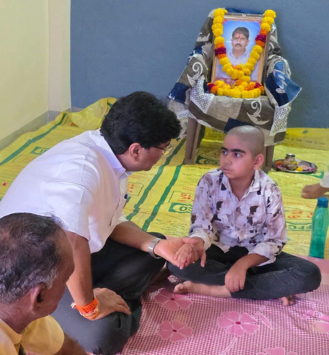 Saawansonkar's tweet photo. सांवेर विधानसभा के ग्राम पलासिया में राम चौधरी जी के पूज्यनीय पिताजी स्व.राजेंद्र चौधरी जी का देवलोक गमन हो जाने पर शोकाकुल परिवार में पहुंचकर शोक संवेदना व्यक्त की। https://t.co/RMY2eNONPJ