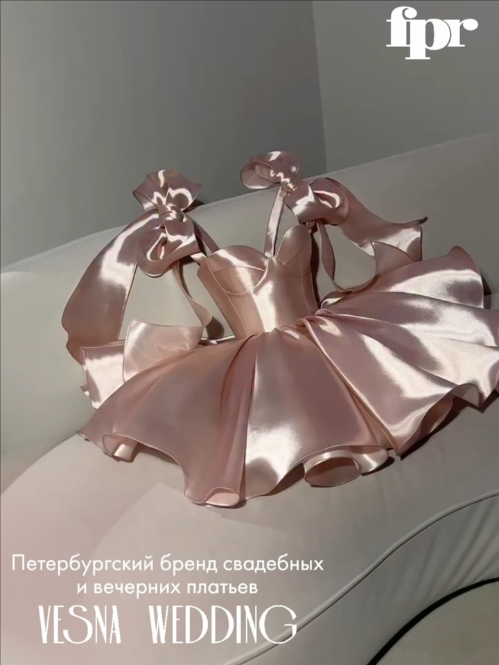 sebasCrRo's tweet photo. VESNA wedding — известный в узком кругу петербургский бренд свадебных и вечерних платьев.
Характерн��й минимализм.
Авторский дизайн, скульптурный крой, уникальные ткани, идеальная посадка.
Лаконичность. Индивидуальность. Характер.

Платье мечты — без ... https://t.co/NdCX1hq7p1