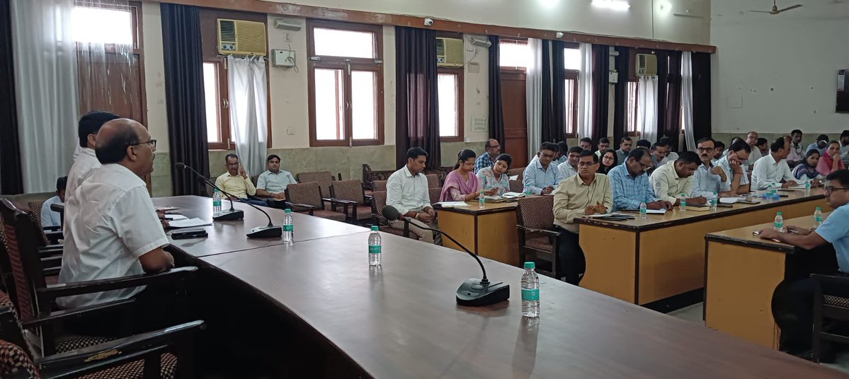 DmMuzaffarnagar's tweet photo. मुजफ्फरनगर में जनगणना-2027 के द्वितीय चरण (Population Enumeration) की तैयारियों को लेकर जिला स्तरीय समन्वय समिति की बैठक ली।

जनगणना राष्ट्रीय महत्व का एक व्यापक दायित्व है। इसमें शुद्धता, पारदर्शिता और समयबद्धता सर्वोच्च प्राथमिकता है।

सभी चार्ज अधिकारियों, तहसीलदारों व ईओ को निर्देश दिए हैं कि:

प्रगणकों व सुपरवाइज़रों की सूची 1 सप्ताह में तैयार की जाए।

प्रशिक्षण स्थलों पर लाइट, प्रोजेक्टर, पेयजल, स्वच्छता और अच्छी गुणवत्ता के भोजन की पुख्ता व्यवस्था हो।

तकनीकी उपकरणों और डिजिटल माध्यमों का पूर्व परीक्षण कर लिया जाए।

जिले के सभी संबंधित अधिकारी आपसी समन्वय से इस राष्ट्रीय कार्य को पूरी गंभीरता व निष्पक्षता से संपन्न कराएं। लापरवाही किसी भी स्तर पर बर्दाश्त नहीं होगी।

#Census2027 #Muzaffarnagar