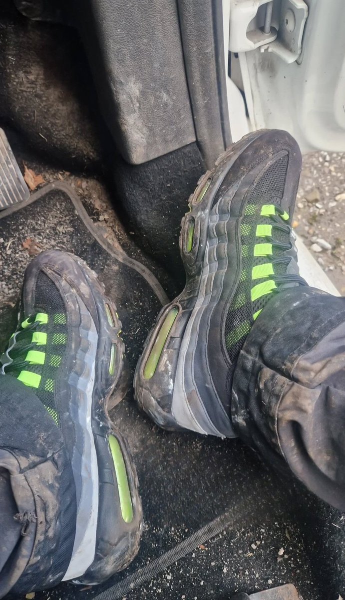domchavmaster's tweet photo. These filthy 95s need cleaned active all day .you know what to do get down on your knees and lick em clean be a good sub for master 😈😉#master #chav #trainers #sub #findomsonly #footfetısh #cashgod #tradie #hivis https://t.co/e47f5oHHOQ