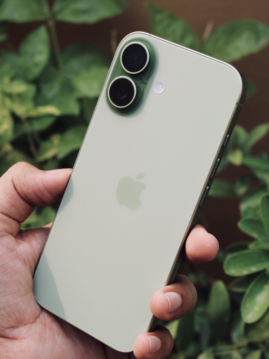 itsdurreadan's tweet photo. People who bought the iPhone 17 at launch got one of the best deals ever. 

- It’s insanely beautiful, arguably looks better than 17/18 Pro. 

- Very well balanced specs for like 95% of people 

- It’s still the latest base model iPhone

On top of that, it’s now $100 more expensive. So people who bought it earlier got insane value.