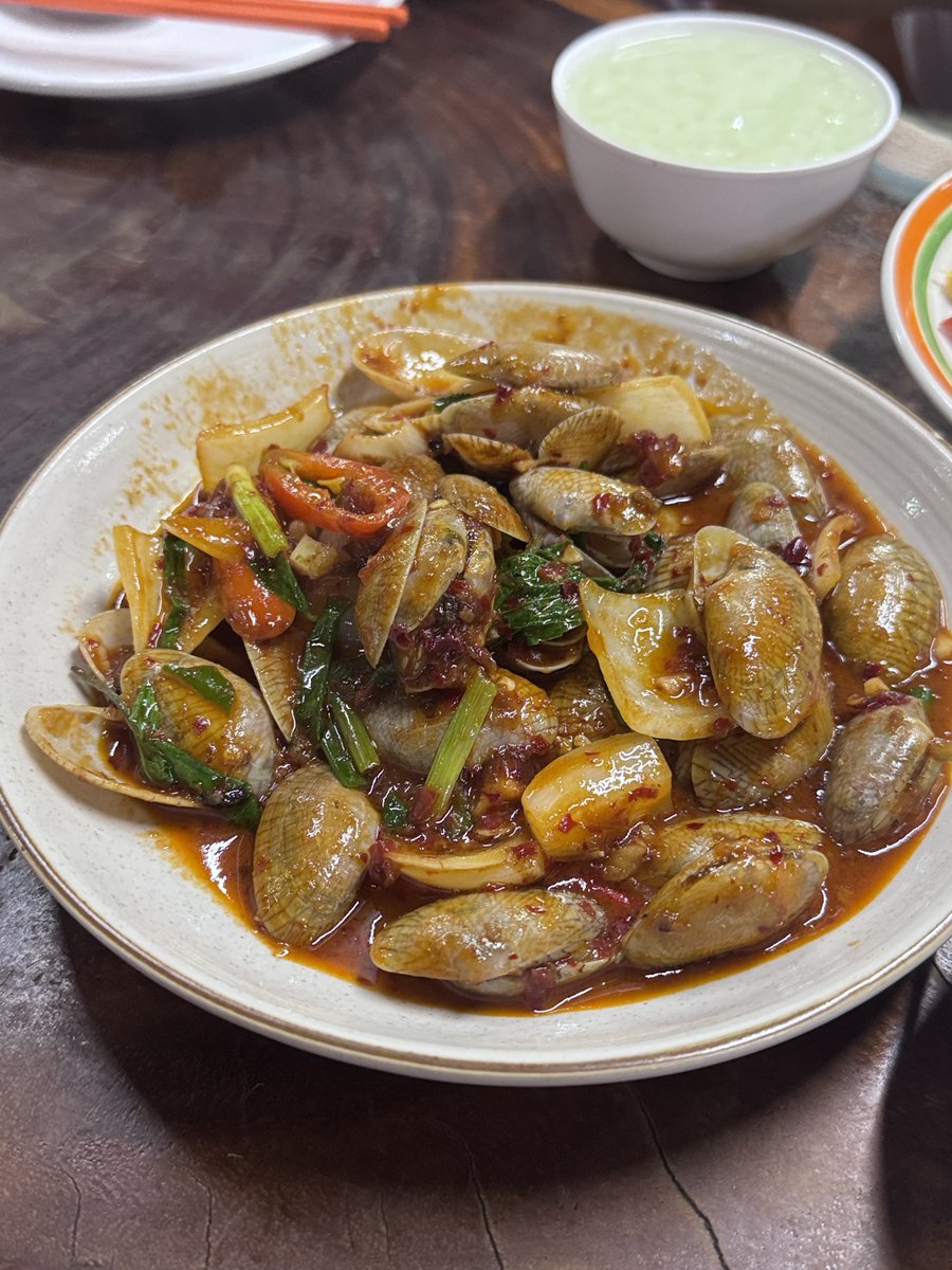 Fall__In's tweet photo. อิ่มอร่อย ข้าวต้ม 1 บาท #เชียงใหม่ ยำกุนเชียงอร่อยมากกก ยกให้เป็นยำกุนเชียงที่อร่อยสุดตั้งแต่อีสมา อาหารหลากหลานปิดดึก จอดรถได้เลยริมถนนหน้าร้าน สั่งแบบะลาลานตามาก หอยลานผัดพริกเผา หอยตัวเล็กไปหน่อยไม่โดน แต่พอดีสั่งไข่เจียวด้วย ละพี่ที่มาด้วยกันบอกให้เอาน้ำพริกเผามาราด โอ้โห เปิดโลกมาก อร่อยจัด มีสั่งไส้พะโล้ทอดด้วยอย่างเริ่ด ตอนแรกสั่งเยอะมากๆ เพราะนึกว่าจะมาจานจิ๋วๆ บางๆ ตามสไตล์ร้านข้าวต้ม สรุปมาจานใหญ่เท่าหน้า #อร่อยบอกต่อ #อร่อยไปแดก