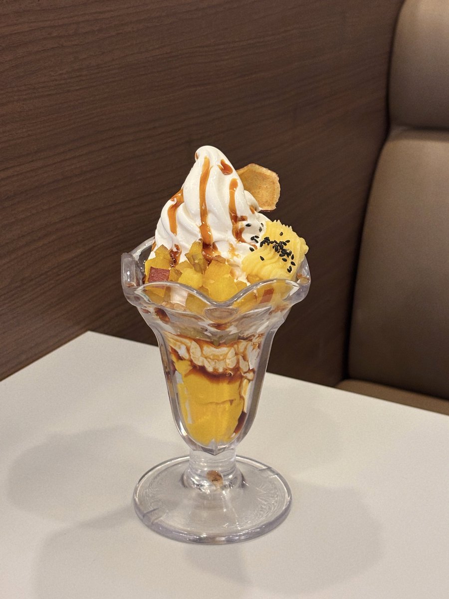yolum_o6's tweet photo. サンマルクカフェの芋パフェやばい
750円で得られる最大の幸せだこれは https://t.co/X0LZyvAX7A