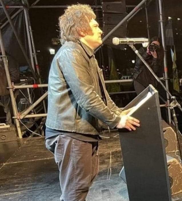 joacopanzas's tweet photo. “Cuando viste a un kircho a un zurdo usar jabón o bañarse”

Literalmente el tipo que votaron como Presidente: https://t.co/dkRsZWg5PU