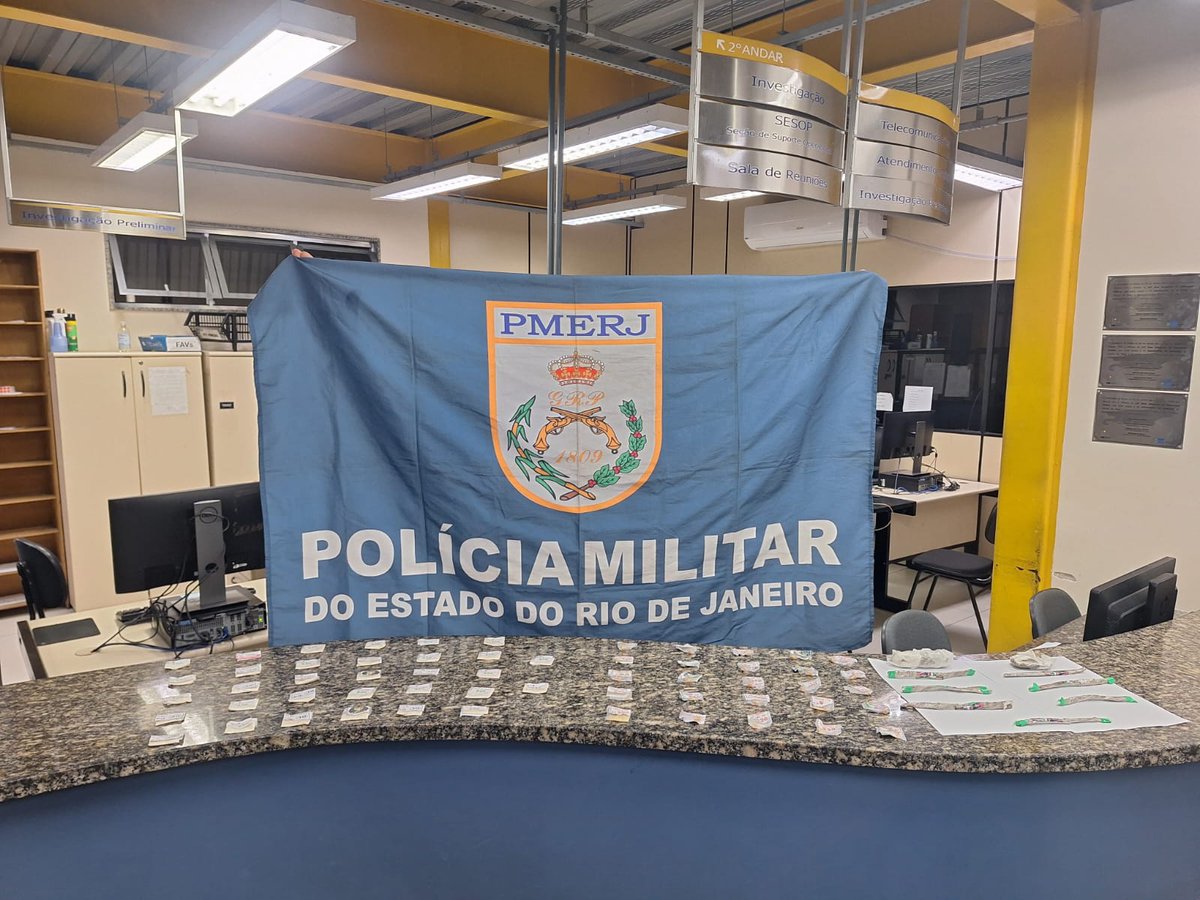 PMERJ's tweet photo. 🛑 APREENSÃO DE DROGAS EM NOVA FRIBURGO

Policiais do #11BPM apreenderam drogas na madrugada desta segunda-feira (14), no bairro Catarcione. O material apreendido foi encontrado em um terreno. Ninguém foi preso na ação e a ocorrência encaminhada à 151ª DP. https://t.co/ppRNYBYnuo