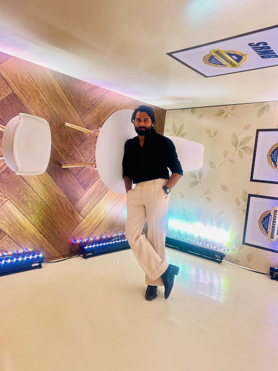 srkian_smarty's tweet photo. An ’80s-inspired state of mind, a wardrobe full of character, and a presence that needs no introduction.😎🤷🏻✨
#mumbai #saharastar #events #trending #80sera https://t.co/o7L0xYEtOR
