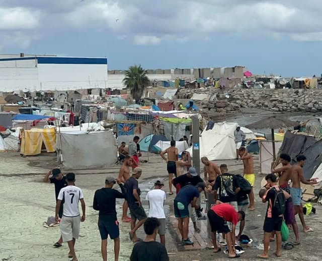 FuensantaLM's tweet photo. Leo que los invasores tienen frío. Pues muy sencillo, que regresen a Marruecos. ¿Tienen hambre? Igual. ¿Necesitan vacunas? Igual. ¿Los niños necesitan escolarizarse? Pues que se escolaricen en Marruecos,  
A un invasor no se le cuida. A un invasor se le expulsa. https://t.co/kk8dRLrlAe