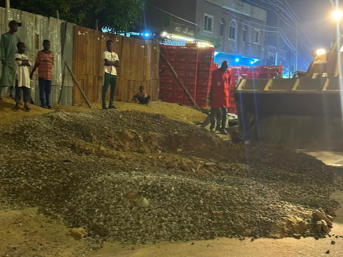 babarh_'s tweet photo. [Yesterday night], we took decisive action across major roads in Kano metropolis with a massive and total evacuation of illegally dumped building materials.

Sand, blocks, cement and other construction materials have no place on public roads. Our roads are government infrastructure provided for the movement, safety and convenience of citizens—not for construction activities, storage or dumping.

REMASAB will not allow our roads to be turned into construction sites or illegal dumping grounds.

Our enforcement teams will continue to identify, evacuate and take appropriate action against anyone who violates environmental and public-space regulations.

This operation is part of our sustained commitment to Operation Kano TSAF-TSAF, under the visionary leadership of His Excellency, Alhaji Abba Kabir Yusuf, Executive Governor of Kano State.

We are determined to protect public infrastructure, improve environmental cleanliness and restore order across Kano metropolis.

There will be no compromise. Our roads must remain clean, clear and accessible.

Dr. Muhammad S. Khalil
Managing Director
REMASAB