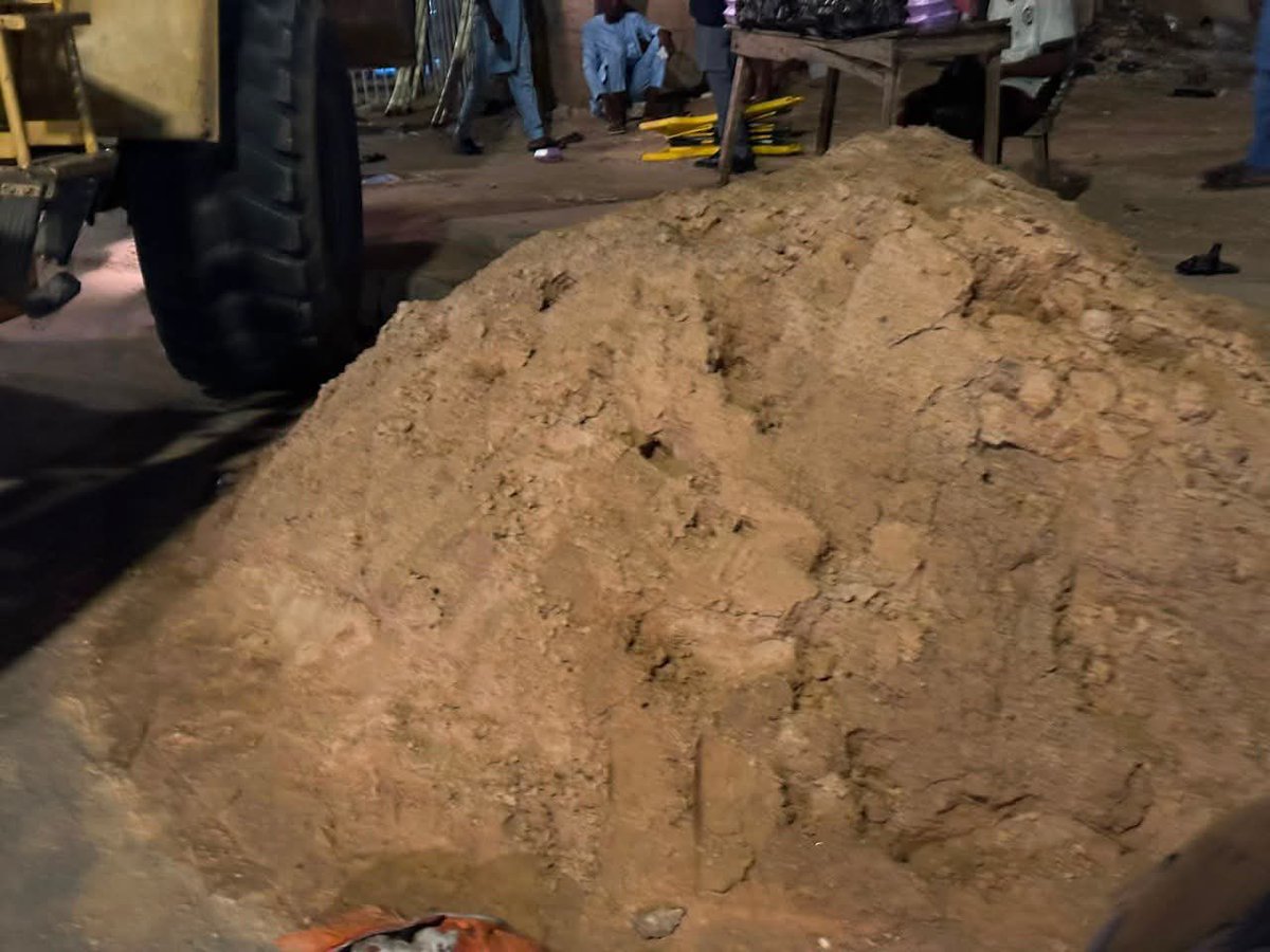 babarh_'s tweet photo. [Yesterday night], we took decisive action across major roads in Kano metropolis with a massive and total evacuation of illegally dumped building materials.

Sand, blocks, cement and other construction materials have no place on public roads. Our roads are government infrastructure provided for the movement, safety and convenience of citizens—not for construction activities, storage or dumping.

REMASAB will not allow our roads to be turned into construction sites or illegal dumping grounds.

Our enforcement teams will continue to identify, evacuate and take appropriate action against anyone who violates environmental and public-space regulations.

This operation is part of our sustained commitment to Operation Kano TSAF-TSAF, under the visionary leadership of His Excellency, Alhaji Abba Kabir Yusuf, Executive Governor of Kano State.

We are determined to protect public infrastructure, improve environmental cleanliness and restore order across Kano metropolis.

There will be no compromise. Our roads must remain clean, clear and accessible.

Dr. Muhammad S. Khalil
Managing Director
REMASAB