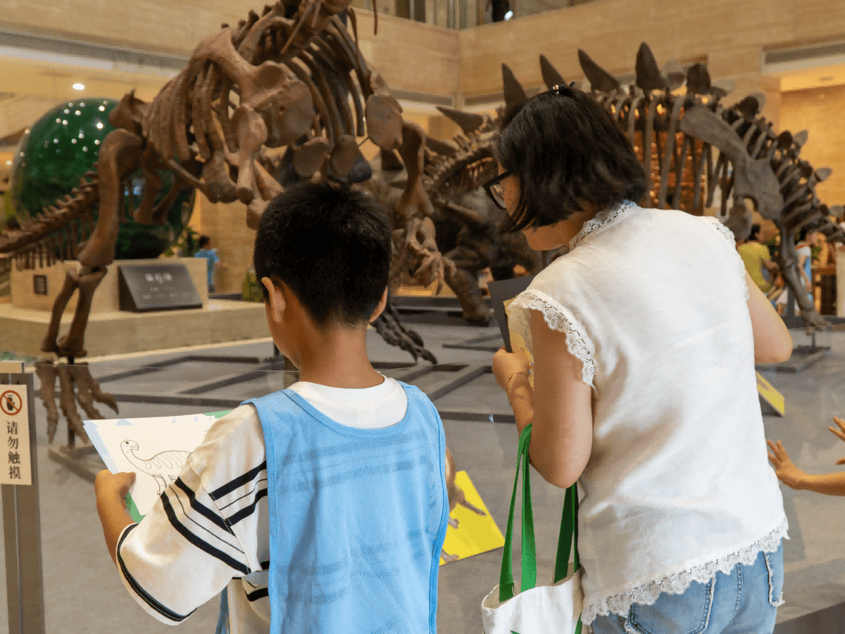 washmi3's tweet photo. Took my 5-year-old dinosaur fan to the natural history museum today—his face lit up when he saw the T-Rex skeleton! Best 2 hours of my weekend https://t.co/BPaL3fesFv