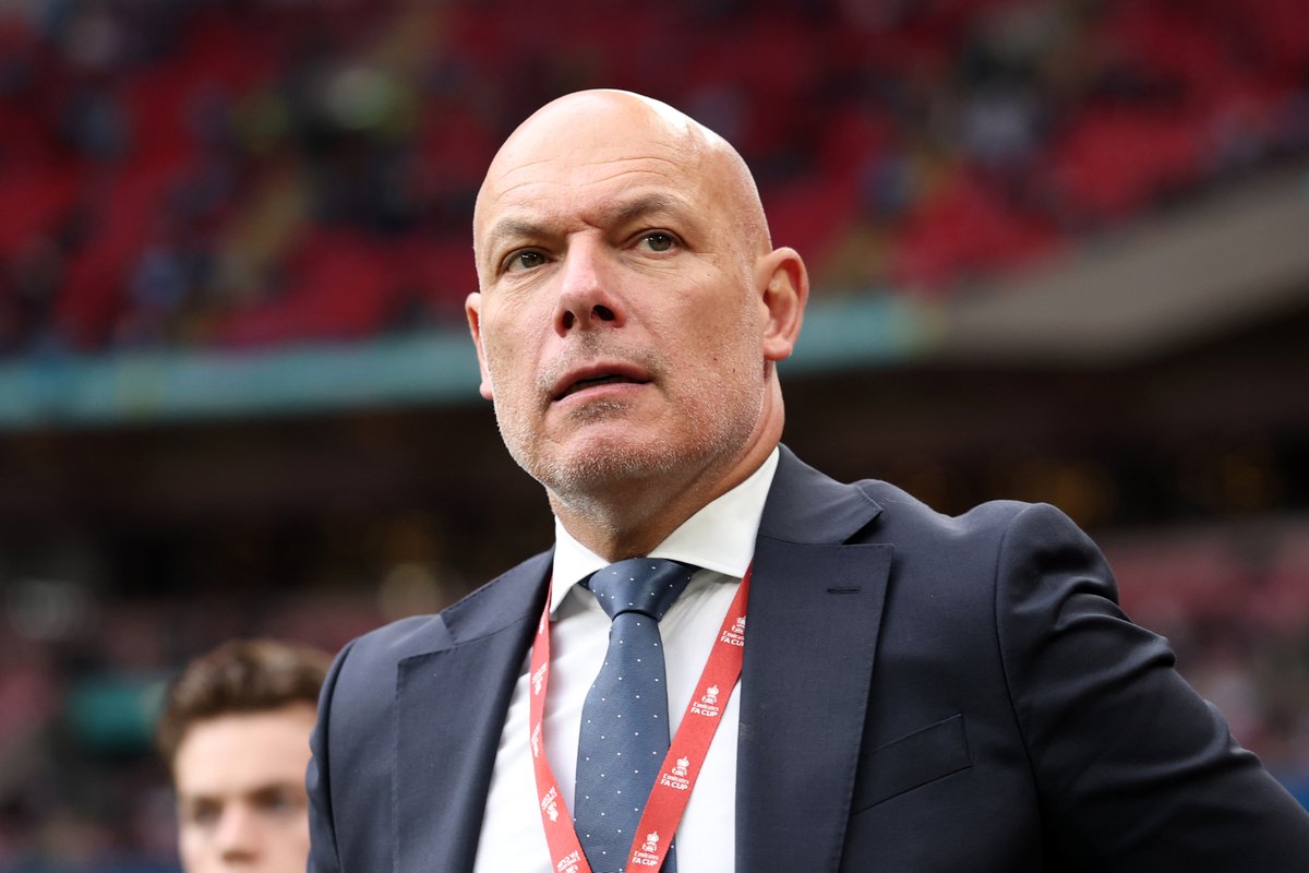 MirrorFootball's tweet photo. Arsenal set to contact Howard Webb and Pro Ref after weekend of controversy 🚨

https://t.co/4FNlipvgnQ https://t.co/TKjRlx45wH