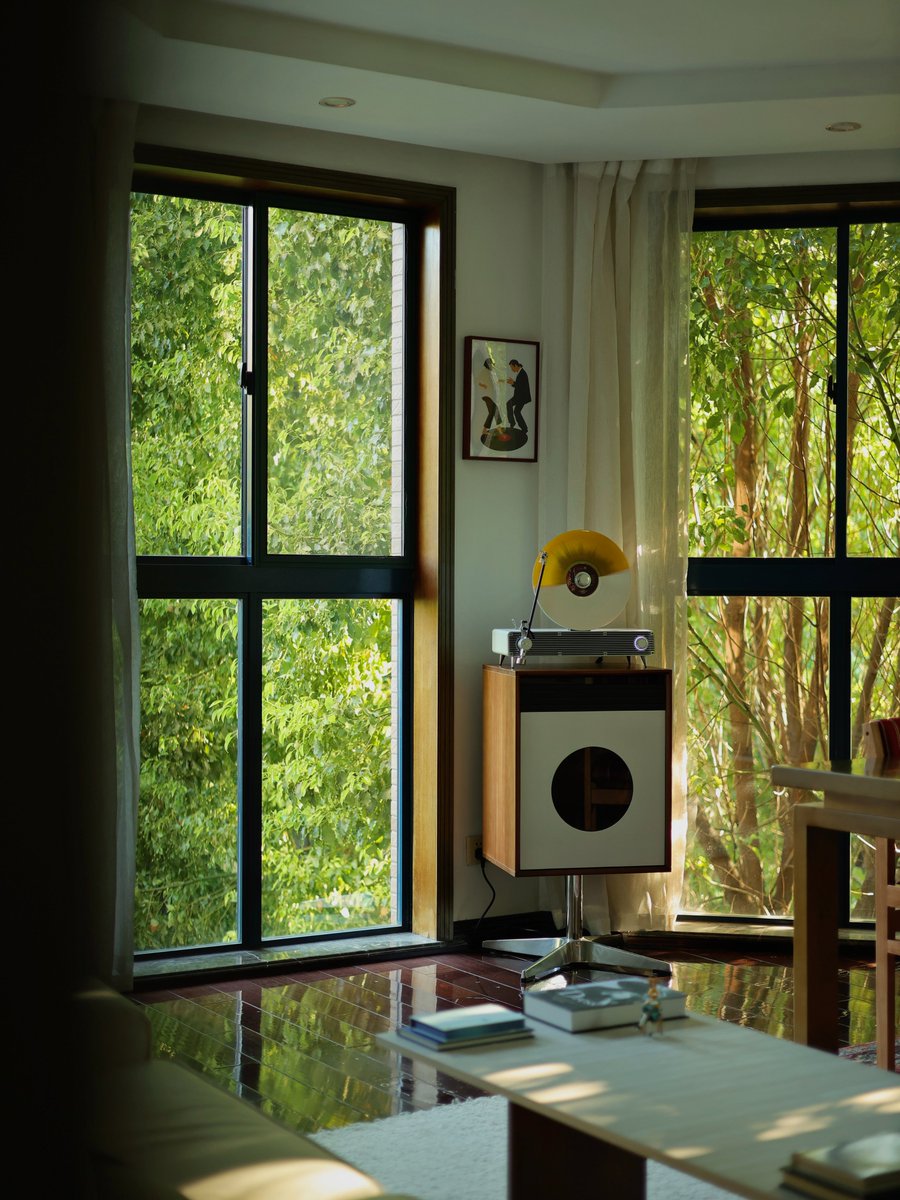 coolgeek_us's tweet photo. Stand tall. Play deep.
Re-engineering how vinyl meets the room. Vertical rotational aesthetics paired with hidden acoustic punch—designed for those who demand a true centerpiece.
#CoolGeek #UprightVinyl #SpatialDesign #AestheticTech #AudioEngineered #InteriorInspo https://t.co/O98wneoNy3