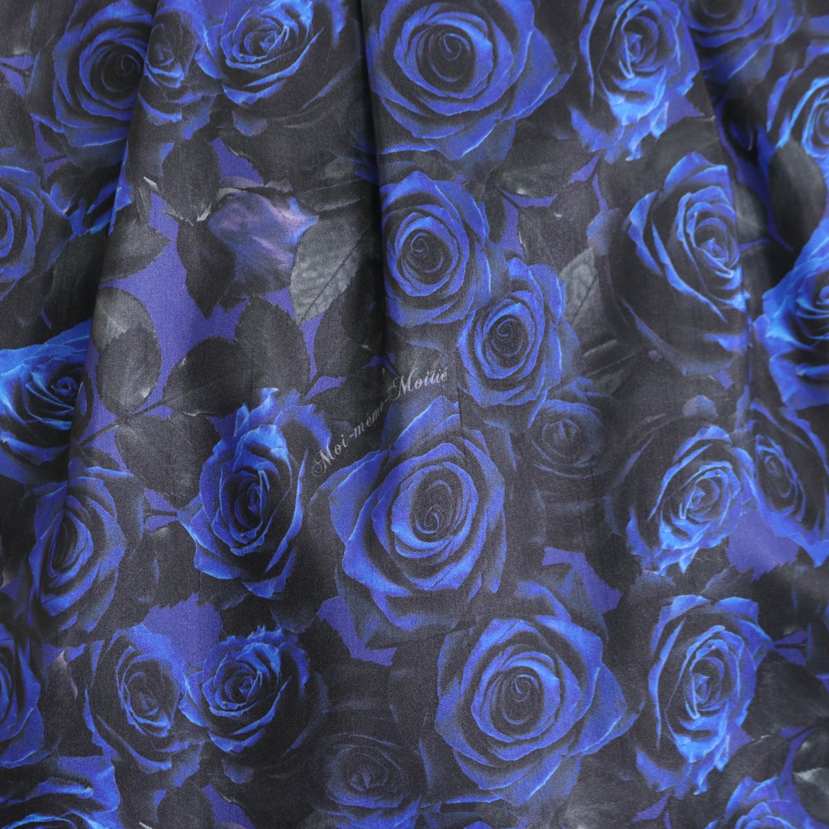 moitie_official's tweet photo. 【新商品】9/18　18時〜販売開始

青薔薇ジャンパースカート
黒×青薔薇
9号、13号、17号
定価¥37,400-(税込)

青薔薇を一面に描いたオリジナルプリントのジャンパースカートです。
プリントには、さりげなくブランドロゴが入っています。
ほのかな光沢と独特の表情を持つシャンタン生地を使用し、深く鮮やかな青薔薇を美しく引き立てました。
#moitie27th
