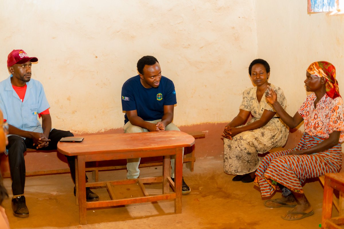 JhpiegoRwanda's tweet photo. Community voices are key to tackling antimalarial drug resistance. Through the #STOPAMDR Project,funded by @UNITAID,Civil Society Organizations are raising awareness on malaria prevention,promoting timely treatment,and supporting the correct use of #Malaria medicines.#EndMalaria https://t.co/YCd7Wync1b