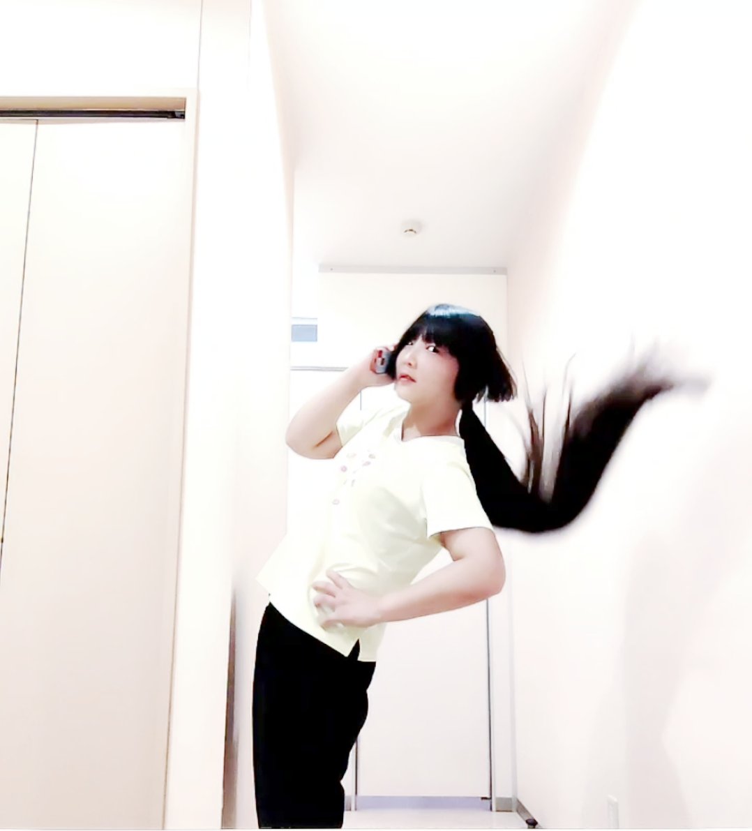 S3U8q's tweet photo. しもしも〜？の没作(しもしも全31テイク)

最初は髪結わいたままでやったけど、躍動感がイマイチだった

#しもしも #シモシモ #バブリー #バブル #ガラケー #携帯電話 #平成 #インフォバー #INFOBAR #au #スーパーロングヘア #ロングヘア #黒髪ストレート #姫カット #没作 https://t.co/41XBC34SGg