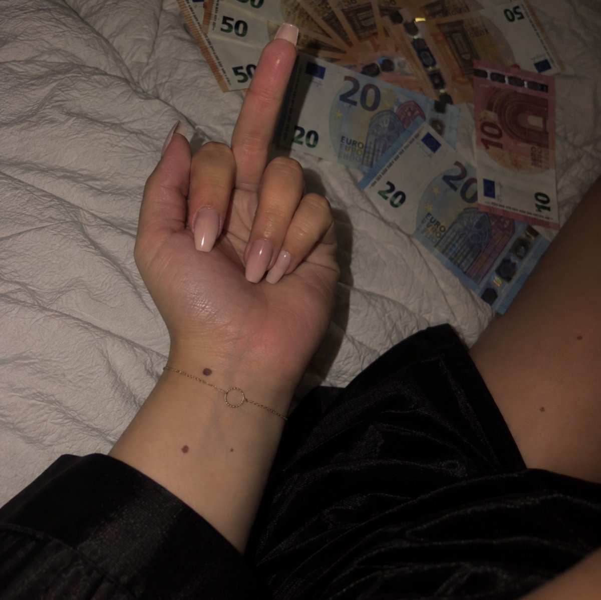 MMu2702's tweet photo. Arbeite härter, damit der Stapel beim nächsten Mal höher liegt. 💸 💅🏻

 #findom #paypig #tribute #finsub #goddess #findom #findomme #humanatm #finsub #cashcow #zahlschwein #geldsklave #tribute #zahlsklave #goddess https://t.co/StcmQ5TAK3