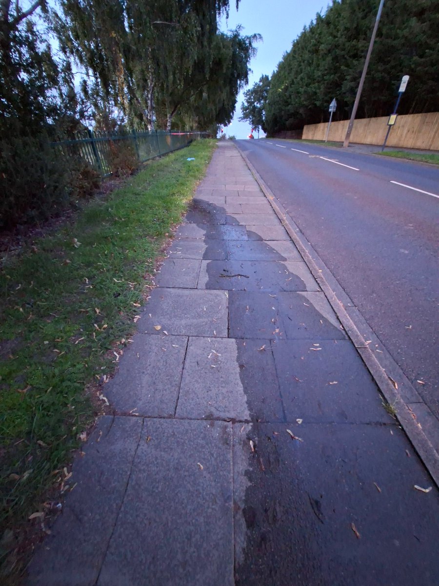 Mart45144xeto's tweet photo. @YWHelp I have posted on here about the leaks on Stoops Lane, Bessacarr. Doncaster which was fixed a couple of weeks ago. Well guess what. Whilst out on my walk last night, I can report your repair didn't last long. 
The What Three Words location is ///decreased.publish.outcasts https://t.co/m7EMqr7cme